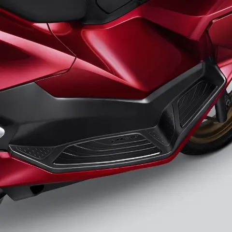 Berkendara kemana saja semakin nyaman dengan area pijakan kaki yang lebih luas.