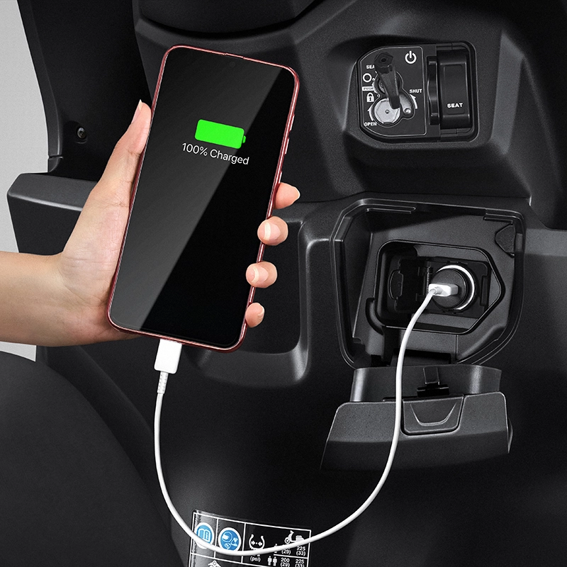 Bisa terus Update dan eksis di mana saja lebih mudah dengan Power Charger untuk mengisi daya gadget.