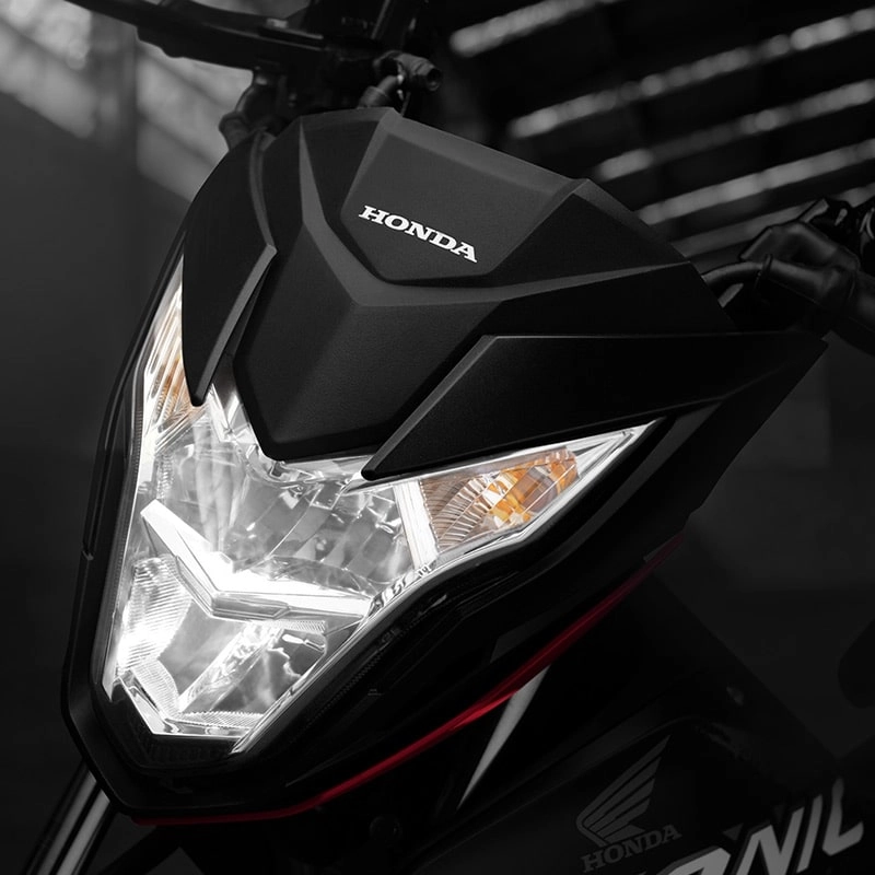 Desain lampu depan sporty dan tajam dilengkapi dengan lampu LED pada lampu utama & lampu senja, untuk pencahayaan lebih terang, futuristik, tahan lama, serta lebih hemat energi.