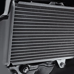 Radiator canggih dengan kipas elektronik otomatis menyala di suhu 130° C yang mampu menjaga temperatur konsisten di seluruh bagian mesin.