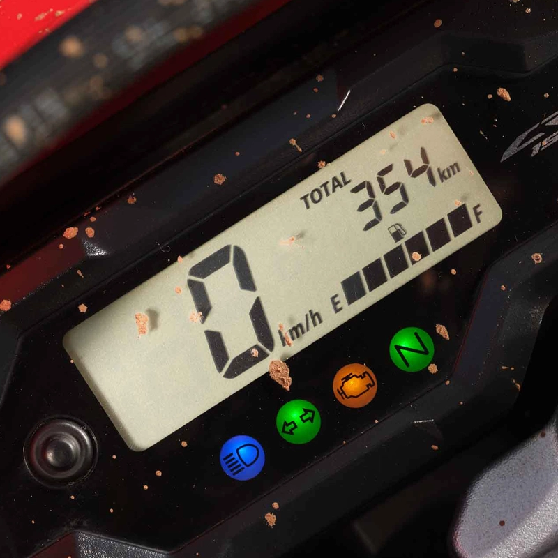 Tampilan speedometer yang lebih compact dan akurat membuat informasi berkendara lebih mudah terbaca.