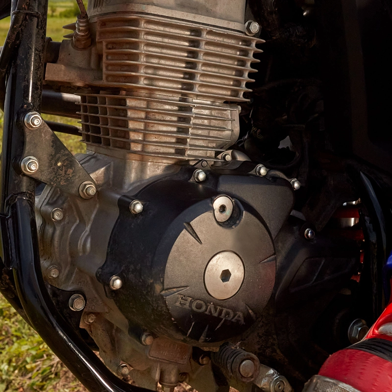 Mesin 150cc yang paling bertenaga dikelasnya, dilengkapi dengan sistem injeksi yang memberikan performa off-road tinggi tanpa kompromi saat melakukan eksplorasi di alam bebas.