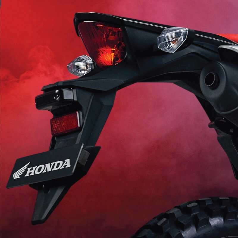 Spakbor belakang yang dapat di lepas & pasang dengan mudah, untuk mempertegas kesan on-off sport dan mendukung hobi atau menyesuaikan aktivitas penggunanya.