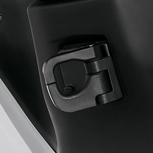 Fitur pengait praktis yang dapat terlipat pada bagian depan, lebih fungsional dan mudah untuk membawa barang.