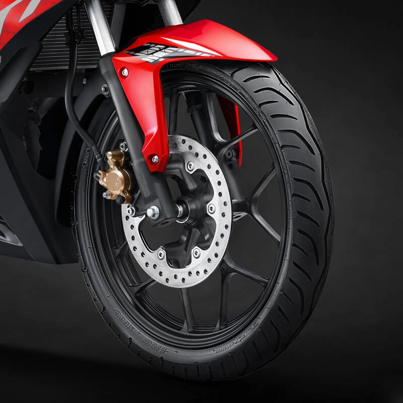 Lebih tangguh dengan ban tubeless lebar, rem cakram depan dan belakang.