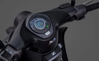 Kombinasi panel meter analog dan digital kini hadir semakin canggih, membuat informasi berkendara lebih mudah terbaca.