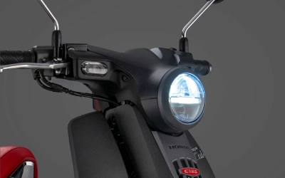 Lampu depan dan winker menggunakan sistem pencahayaan LED sehingga lebih terang, menambah kesan canggih serta eksklusif.