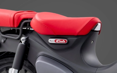 Seat yang dapat dibuka hanya dengan menekan tombol saja, dan terintegrasi dengan Honda Smart Key System sehingga lebih aman.