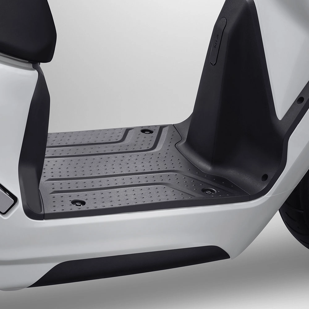 Berkendara kemana saja semakin nyaman dengan area pijakan kaki yang lebih luas.