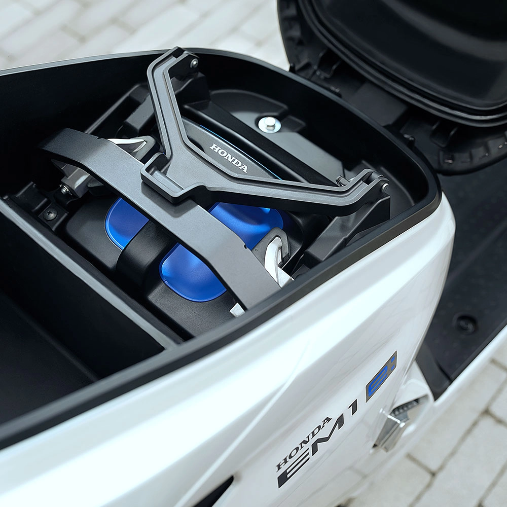 Battery Safety-Lock dapat menjaga posisi baterai selalu terkunci dengan aman selama berkendara.