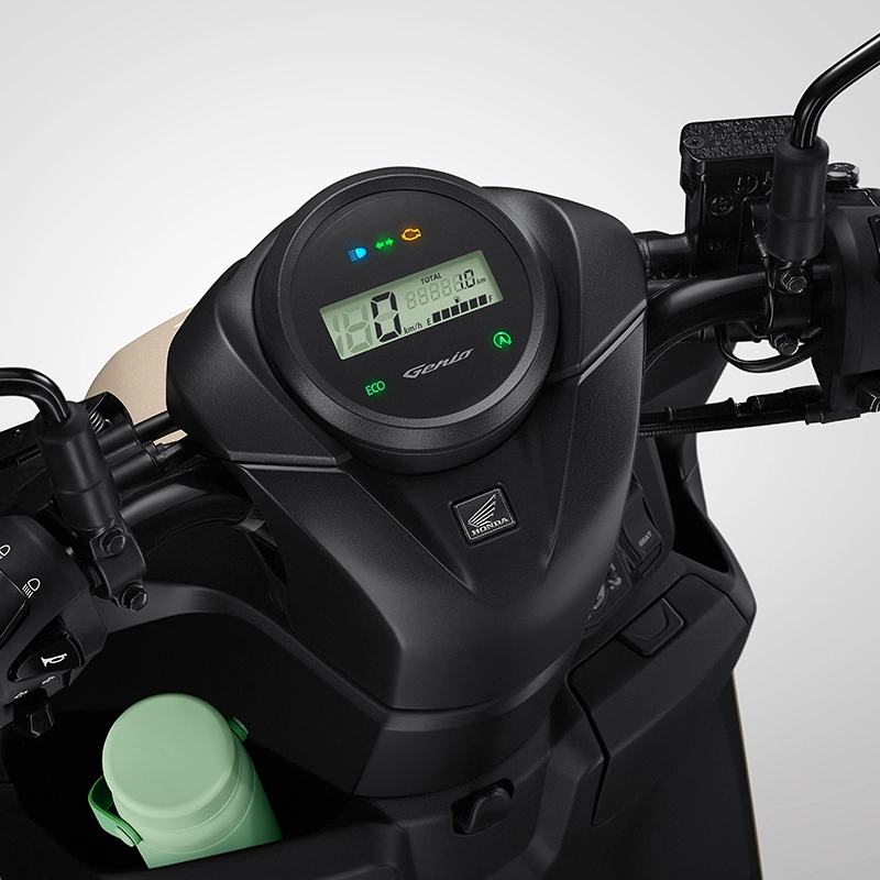 Lebih informatif dan akurat dengan speedmeter, odometer, fuel meter, eco indicator, dan logo Genio yang menyala. (*warna dapat berubah sewaktu-waktu)