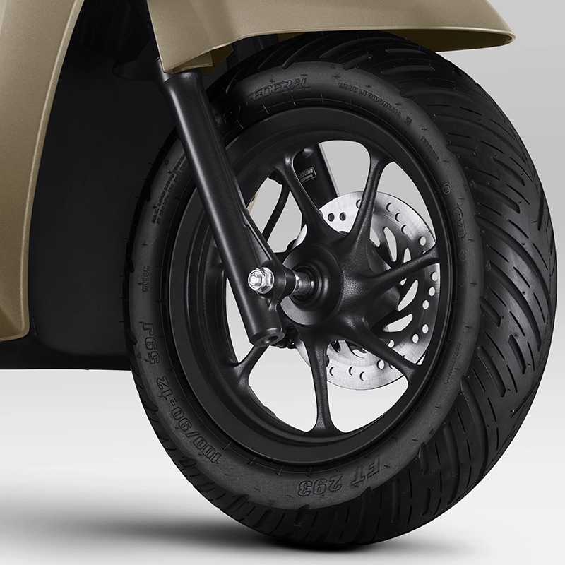 Dilengkapi ban tubeless yang menambah keamanan & kenyamanan dalam berkendara dengan desain yang trendy.