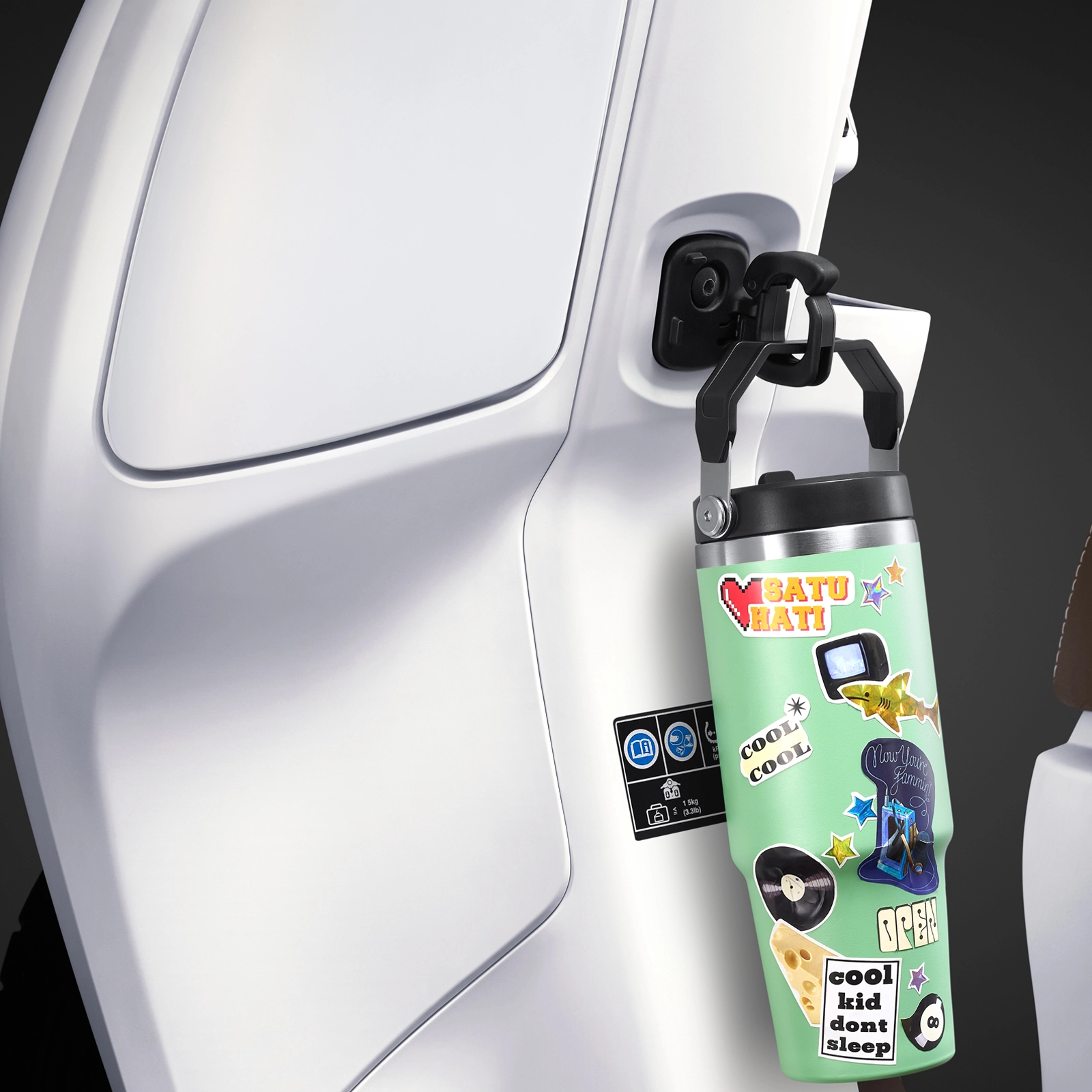 Meningkatkan kemudahan membawa barang. Dapat dilipat untuk tampilan yang lebih rapi disertai pengait yang menghilangkan kekhawatiran barang yang dibawa terlempar/terjatuh.