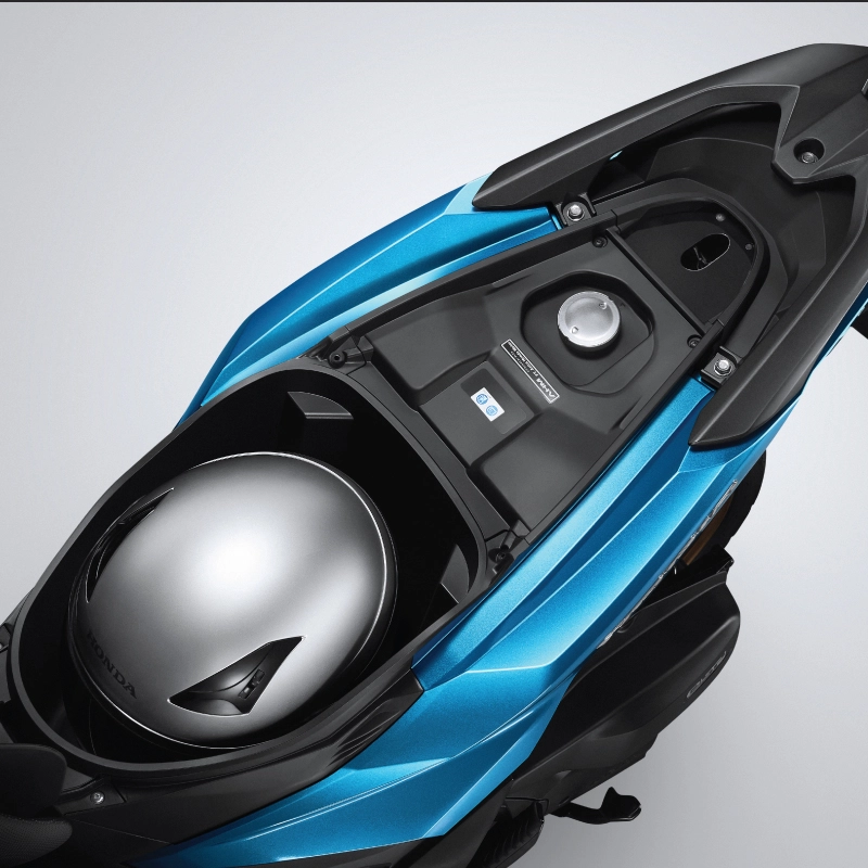 Bagasi serbaguna kapasitas 18 liter mampu menyimpan helm maupun barang lainnya.