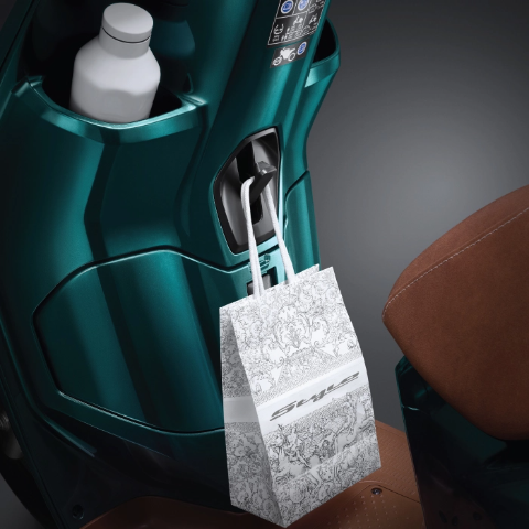 Hook Tengah yang dapat dilipat untuk memudahkan pengguna membawa barang bawaan, namun tetap stylish jika sedang tidak digunakan