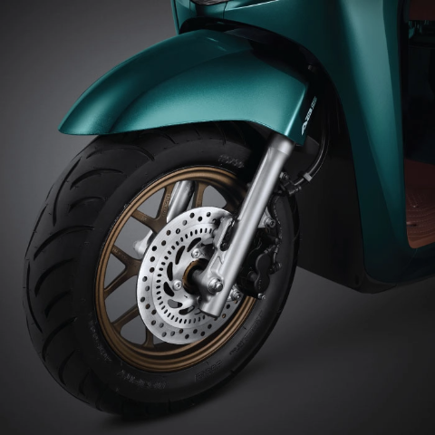 Dilengkapi velg 12 inch & ban tubeless yang lebih lebar, menambah keamanan & kenyamanan dalam berkendara dengan desain yang trendy.
