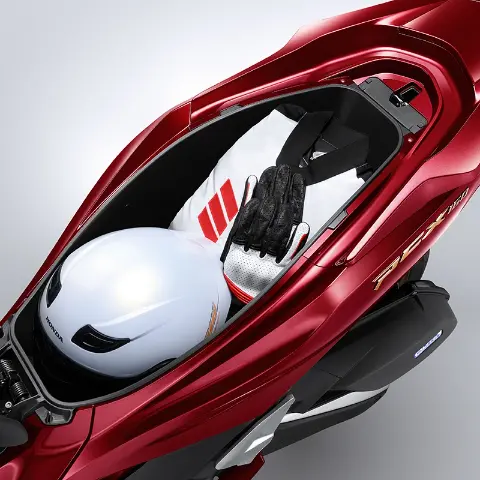 Bagasi dengan kapasitas 30 liter dan dilengkapi dengan seat stopper. Memudahkan membawa barang-barang saat berkendara.