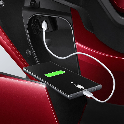 Honda PCX dilengkapi dengan USB Type -C Charger *daya maksimal 5V 3A.