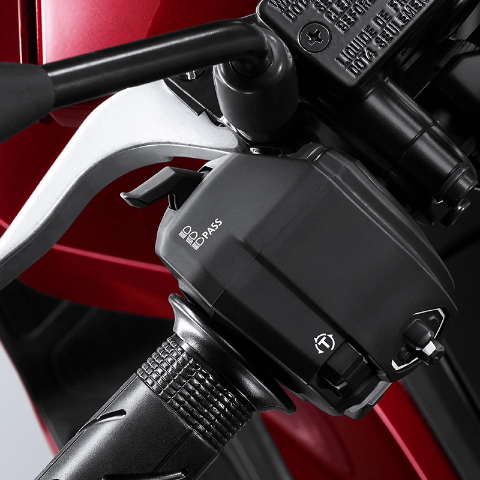 Fitur tombol praktis untuk memberikan sinyal lampu jauh kepada pengendara lain.*Hanya di tipe RoadSync