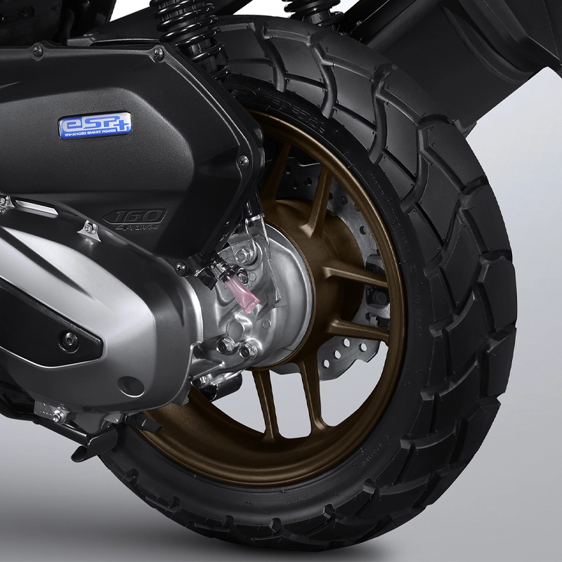 Ban lebar dengan semi dual purpose pattern untuk melewati berbagai kondisi jalan