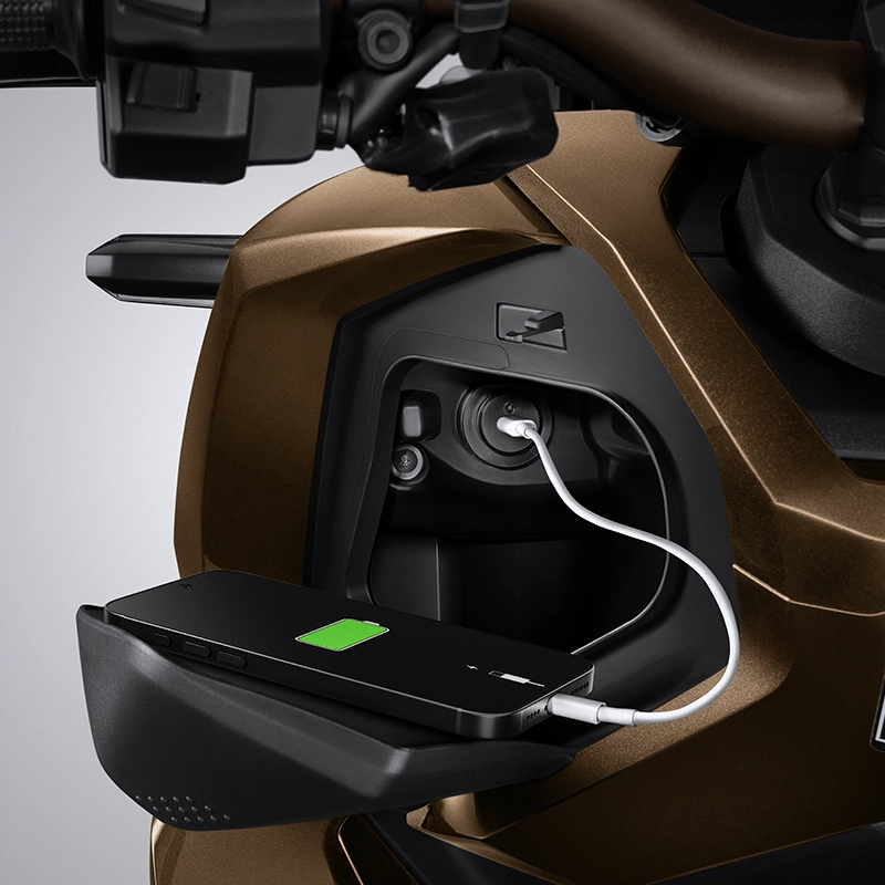 Honda ADV160 dilengkapi dengan USB Type -C Charger *daya maksimal 5V 3A.