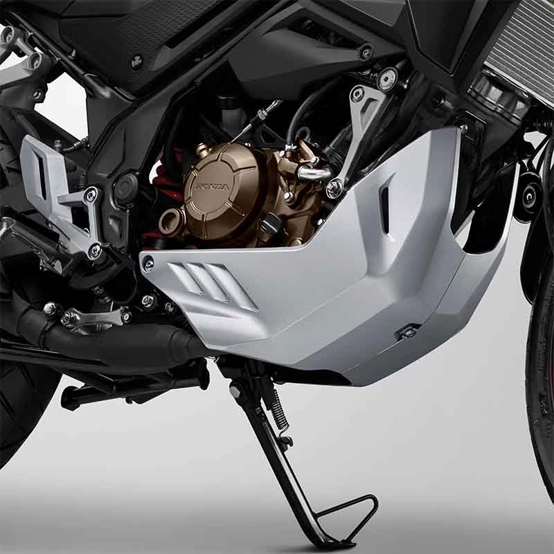 Memberikan pelindungan terhadap mesin ketika berkendara