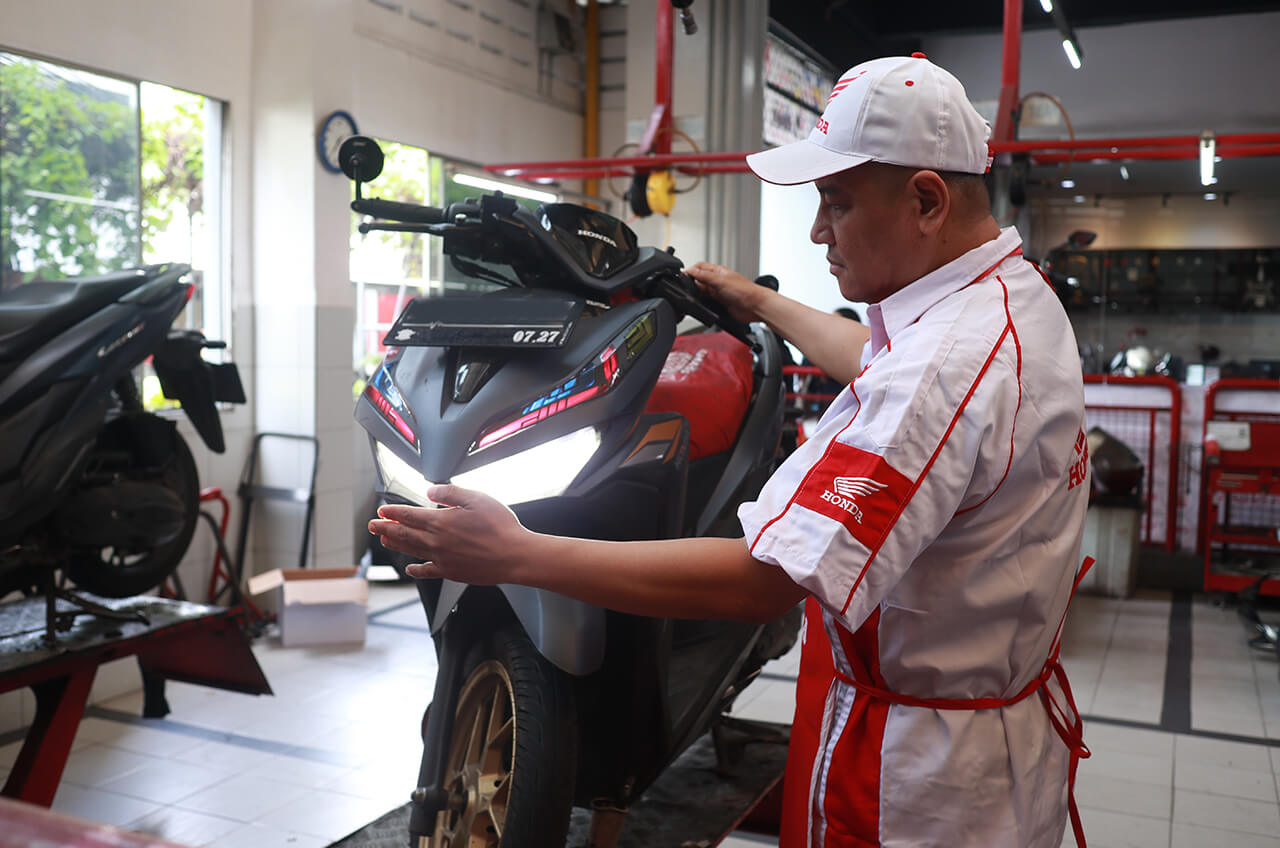 Mengenal Gejala Telat Ganti Oli Mesin Serta Dampak Buruknya bagi Motor